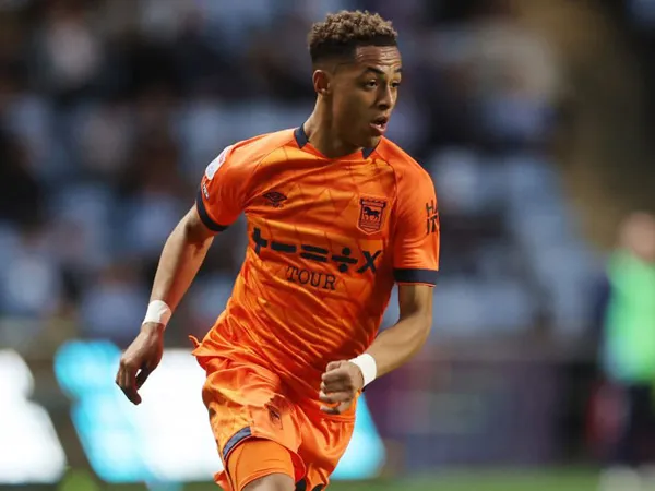 Ipswich Town Buka Peluang Permanenkan Omari Hutchinson