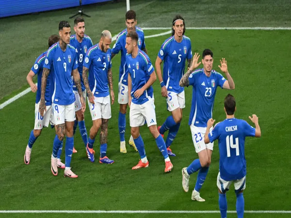 Langkah Timnas Italia pada ajang EURO 2024 dinilai akan lebih mulus apabila sukses melewati hadangan Swiss di babak 16 besar. Begitu kata bek legendaris Azzurri, Marco Materazzi / via Getty Images