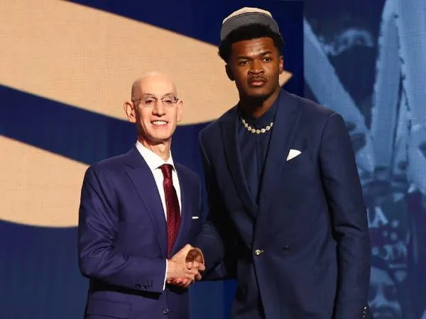Yves Missi (kanan) berpose dengan Komisioner NBA Adam Silver setelah pengumuman draft. (Foto: AP)