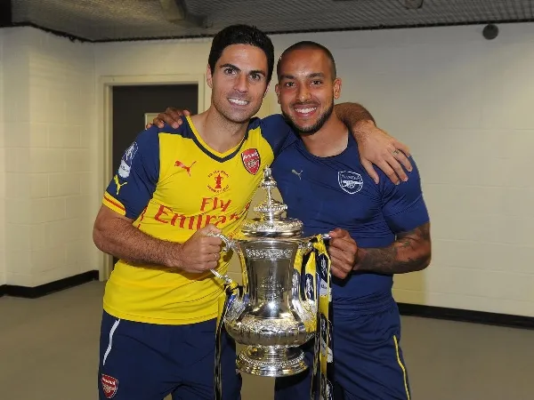 Mikel Arteta dan Theo Walcott