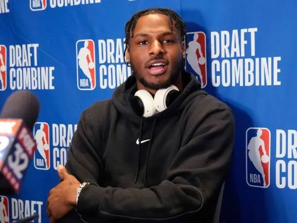 Bronny James paling logis dipilih di urutan ke-55 yang kebetulan dipegang Lakers, tim yang ayahnya bela sejak 2018. (Foto: AP)