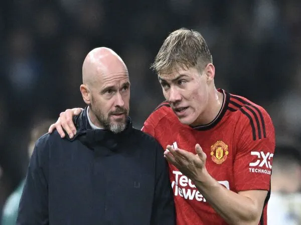Erik ten Hag dilaporkan turun langsung dalam upaya Manchester United mengejar Joshua Zirkzee dari Bologna musim panas ini / via Getty Images