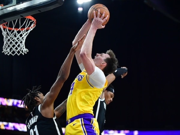 Los Angeles Lakers Berniat Pertahankan Colin Castleton