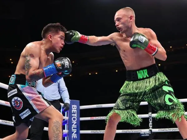 Sunny Edwards (kanan) menang angka atas Adrian Curiel setelah pertarungan dihentikan di ronde sembilan. (Foto: Ring TV)