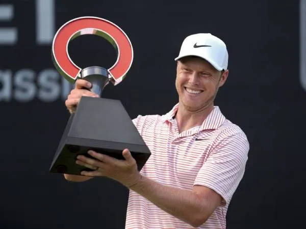 Cam Davis berpose dengan trofi Rocket Mortgage. (Foto: Golf Digest)