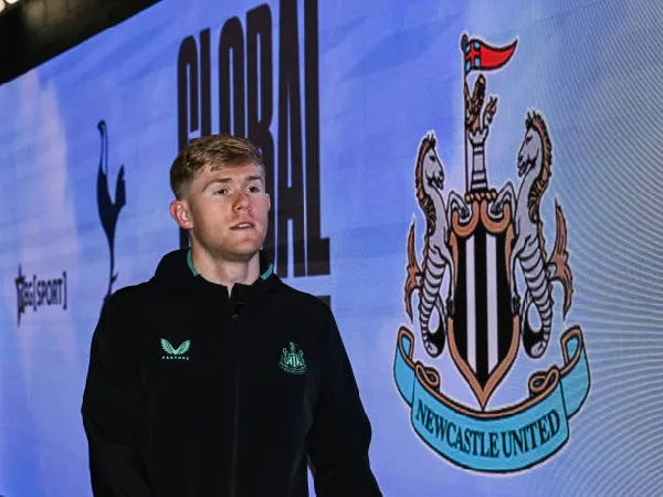 Newcastle United awalnya meminjam Lewis Hall dari Chelsea