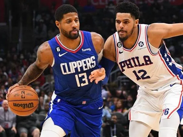 Paul George beraksi saat menghadapi Philadelphia 76ers musim lalu. (Foto: AP)