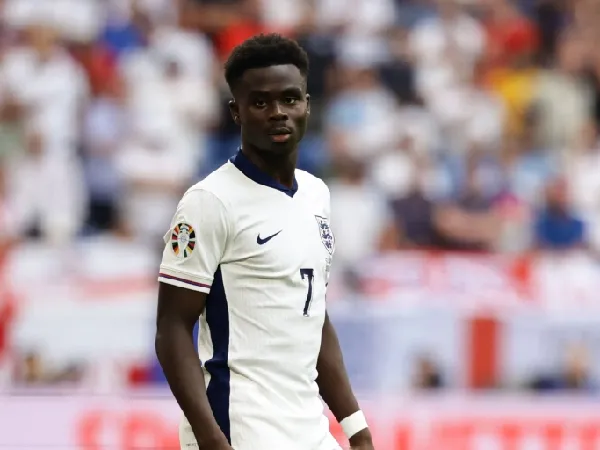 Bukayo Saka bermain sebagai bek kiri untuk timnas Inggris