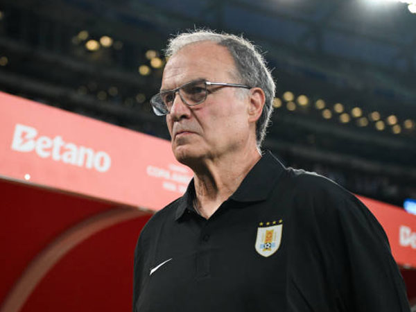 Uruguay Telat Masuk Lapangan, CONMEBOL Sanksi Marcelo Bielsa