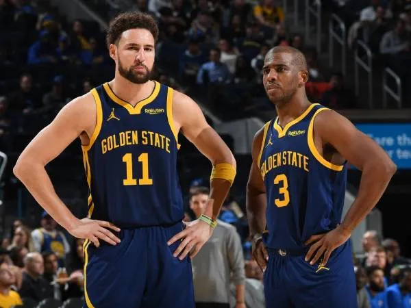 Chris Paul (kanan) dan Klay Thompson. (Foto: Warriors Nation)