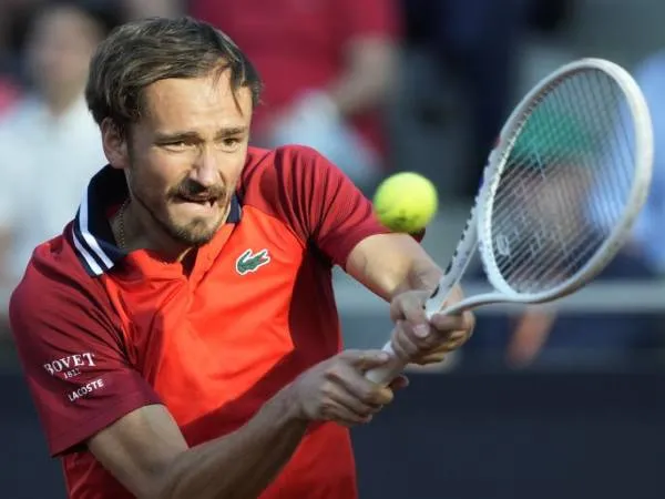 Daniil Medvedev mencapai perempat final kompetisi tunggal di Olimpiade Tokyo 2020. (Foto: AP)