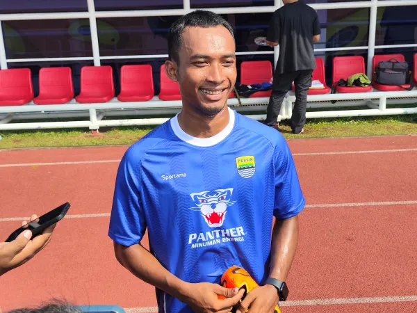 Robi Darwis di sesi latihan Persib