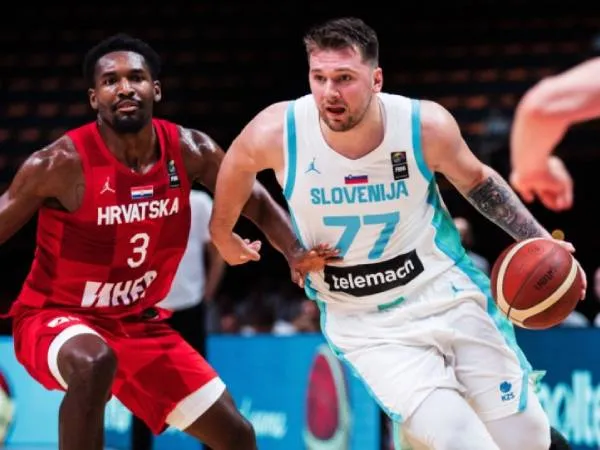 Luka Doncic mencetak triple double untuk Slovenia, tetapi tidak cukup untuk mengalahkan Kroasia di hari pertama turnamen kualifikasi Olimpiade pada Selasa (2/7). (Foto: AFP)