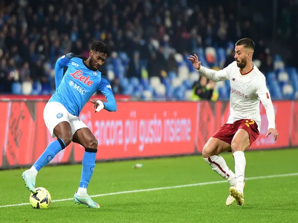 Bek AS Roma yaitu Leonardo Spinazzola (kanan), dilaporkan tinggal selangkah lagi bakal bergabung ke Napoli dengan status bebas transfer / via Getty Images