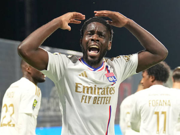 Olympique Lyonnais Permanenkan Orel Mangala dari Nottingham Forest