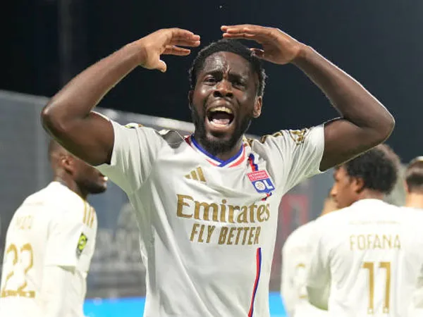 Olympique Lyonnais Permanenkan Orel Mangala dari Nottingham Forest