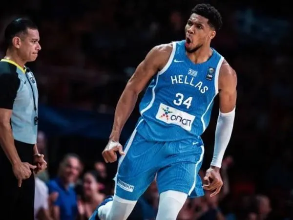 Giannis Antetokounmpo merayakan salah satu poinnya dalam kemenangan Yunani atas Republik Dominika di turnamen kualifikasi Olimpiade di Piraeus, Yunani. (Foto: Reuters)