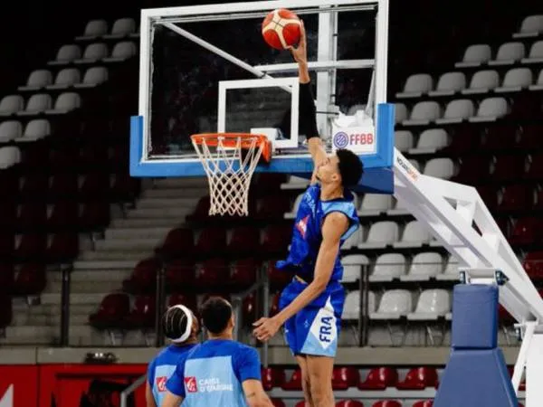 Bintang muda Prancis Victor Wembanyama (kanan) melakukan dunk satu tangan dalam laga pemanasan Olimpiade versus Turki. (Foto: Instagram)