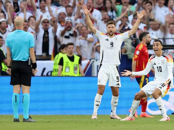 Digeruduk Staf Pelatih Timnas Jerman, Anthony Taylor Kabur dari Stadion