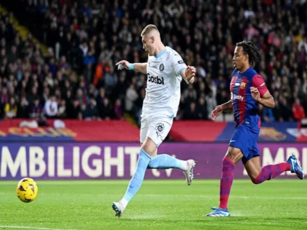 Artem Dovbyk mengabaikan minat sejumlah klub papan atas Eropa musim panas ini dan memilih untuk tetap membela panji Girona / via Getty Images