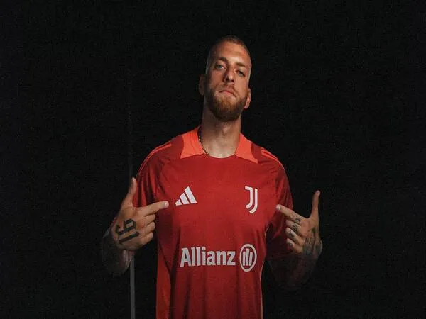 Agen dari Michele Di Gregorio mengungkapkan jika sang klien sempat ditaksir oleh Liverpool, sebelum resmi bergabung ke Juventus musim panas ini / via Juventus FC Official