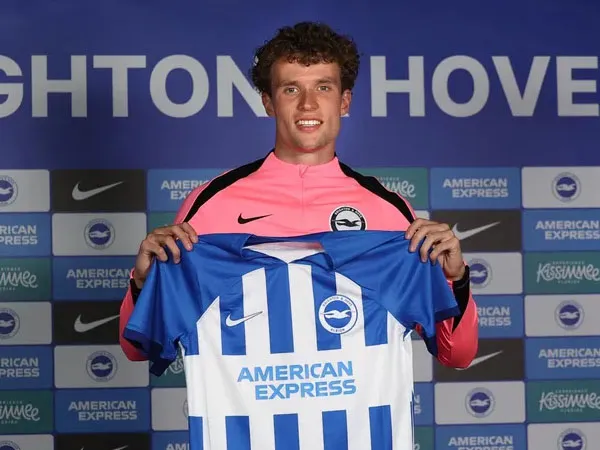 Brighton and Hove Albion Resmi Gaet Mats Wieffer dari Feyenoord
