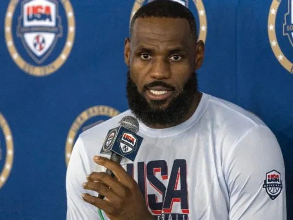 LeBron James menjawab pertanyaan media setelah latihan pertama pemusatan latihan tim basket Olimpiade AS di Las Vegas. (Foto: AP)