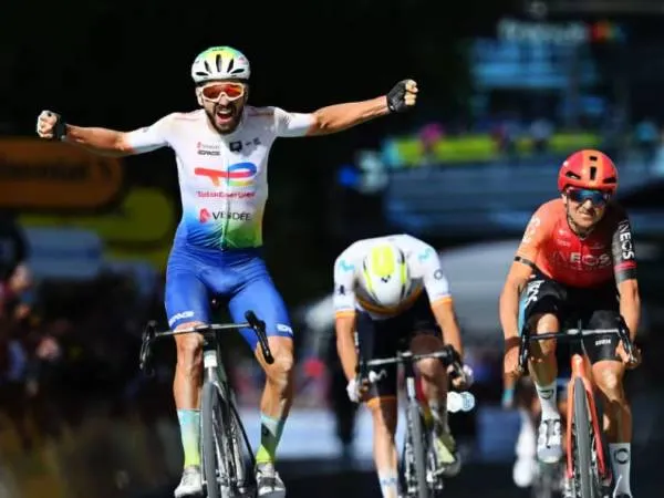 Anthony Turgis (kiri) melakukan selebrasi setelah melewati garis finis merebut etape ke-9 Tour de France pada Minggu (6/7). (Foto: AFP)