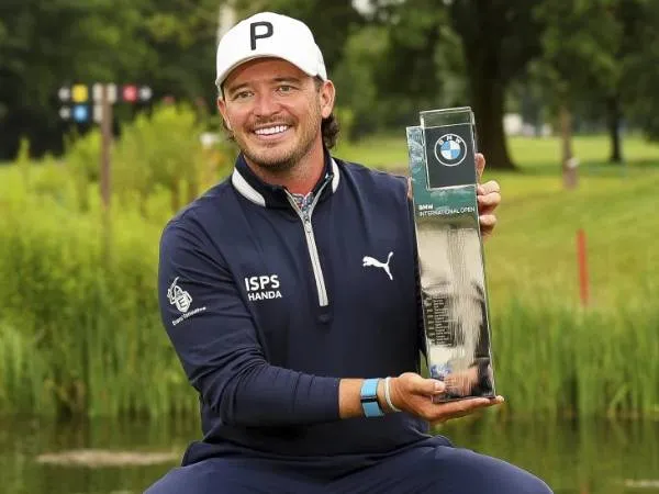 Ewen Ferguson berpose dengan trofi BMW International Open. (Foto: Golf Digest)