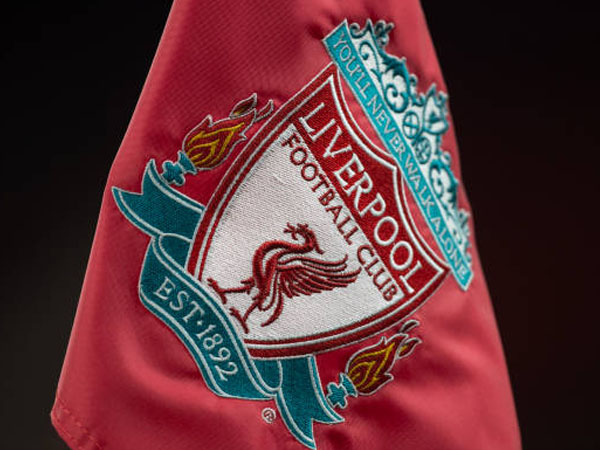 Kisah Phil Charnock, Dari Debut Bersejarah Hingga Bekerja di Liverpool