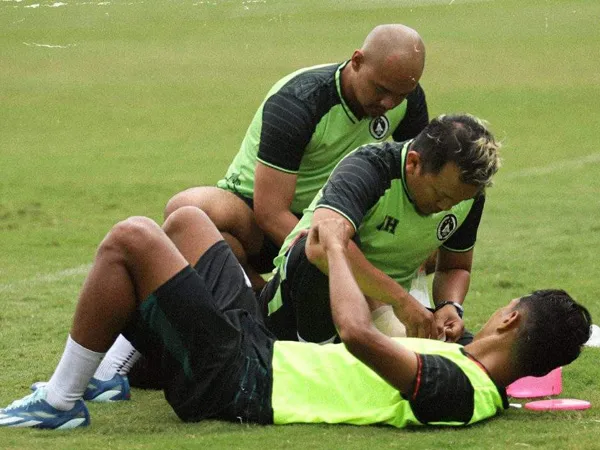 Pemain PSS Sleman, Abduh Lestaluhu menjalani latihan bersama tim dokter