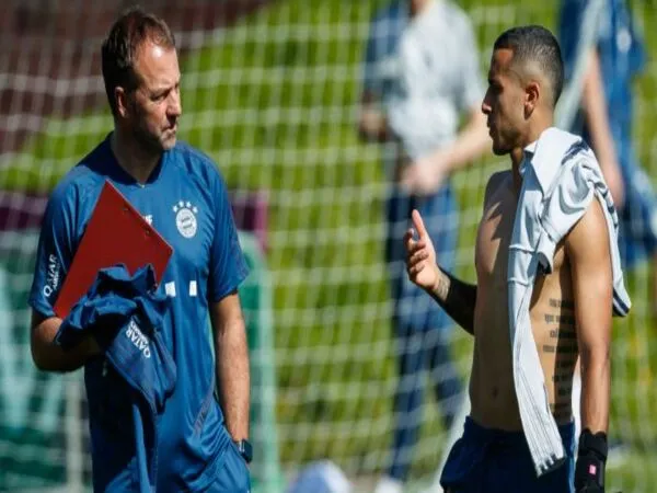 Barcelona tertarik untuk mempekerjakan Thiago Alcantara sebagai staf dari Hansi Flick, usai mantan gelandang Liverpool itu memutuskan untuk pensiun sebagai pemain / via Getty Images