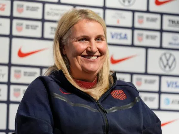 Pelatih timnas putri AS Emma Hayes menjawab pertanyaan media. (Foto: AP)