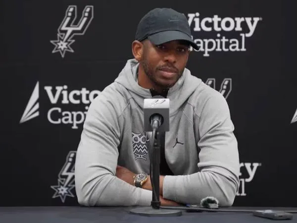 Chris Paul berbicara di depan media pada hari perkenalannya sebagai pemain Spurs pada Selasa (9/7). (Foto: NBA.com)