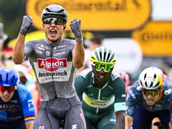 Jasper Philipsen (kiri) melakukan selebrasi setelah menjuarai etape 10 Tour de France pada Selasa (9/7). (Foto: AFP)