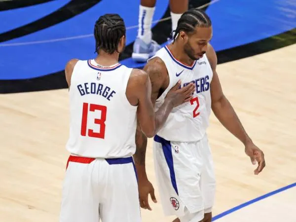 Kawhi Leonard (kanan) dan Paul George. (Foto: AP)