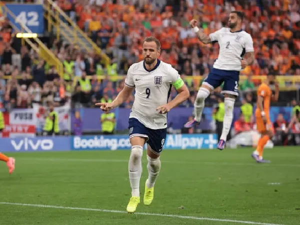 Kapten Inggris, Harry Kane, mencetak gol penalti ke gawang Belanda