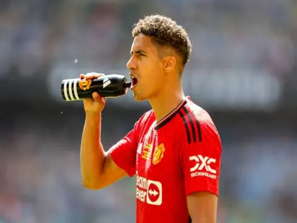 Raphael Varane dilaporkan sudah sepakat untuk bergabung ke Como 1907 pada jendela transfer musim panas kali ini / via Getty Images