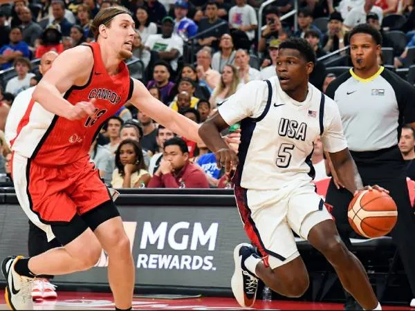 Anthony Edwards (kanan) mencetak 13 poin untuk memimpin Amerika Serikat mengalahkan Kanada 86-72 di laga pemanasan Olimpiade perdana pada Rabu (10/7) malam.