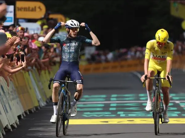 Jonas Vingegaard (kiri) melakukan selebrasi setelah memenangi Etape 11 Tour de France pada (10/7). (Foto: AFP)