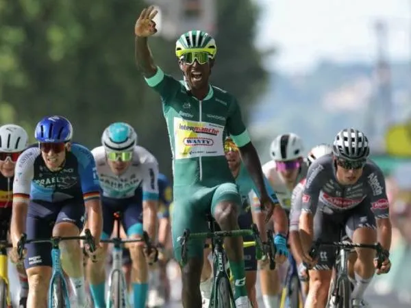 Biniam Girmay (tengah) melakukan selebrasi setelah memenangi Etape 12 Tour de France pada Kamis (11/7) yang merupakan hattrick kemenangan baginya. (Foto: AFP)