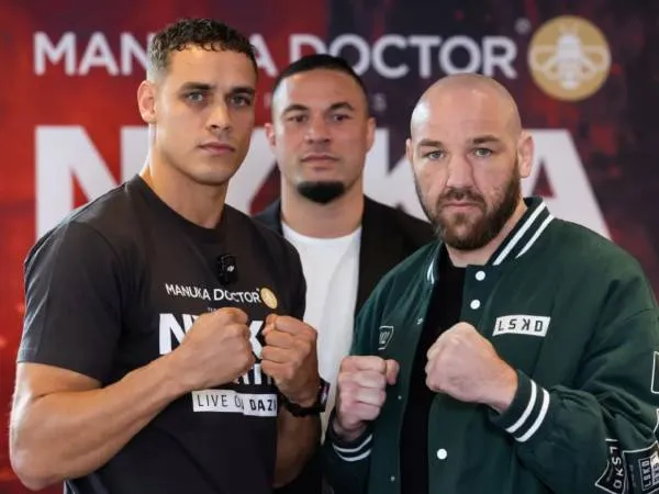 David Nyika (kiri) dan Blake Caparello. (Foto: Ring TV)