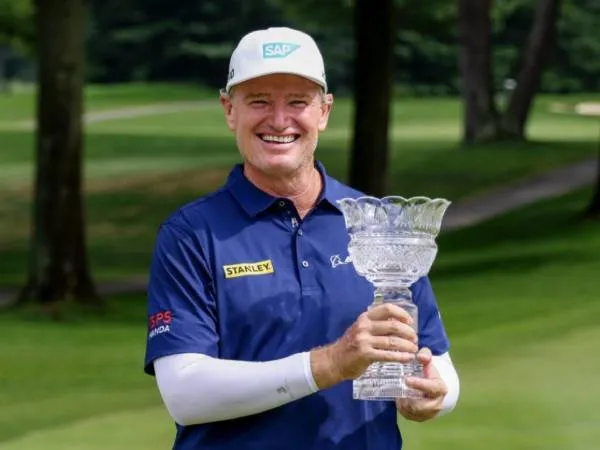 Ernie Els berpose dengan trofi Kaulig Companies Championship. (Foto: Golf Digest)