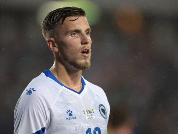 Pecahkan Rekor Transfer, Stuttgart Kontrak Ermedin Demirovic dari Augsburg