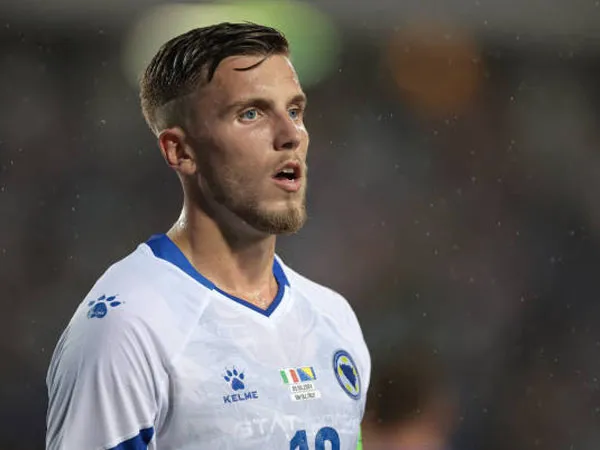 Pecahkan Rekor Transfer, Stuttgart Kontrak Ermedin Demirovic dari Augsburg