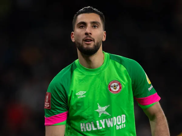 Berpisah dengan Brentford, Thomas Strakosha Berlabuh di AEK Athens