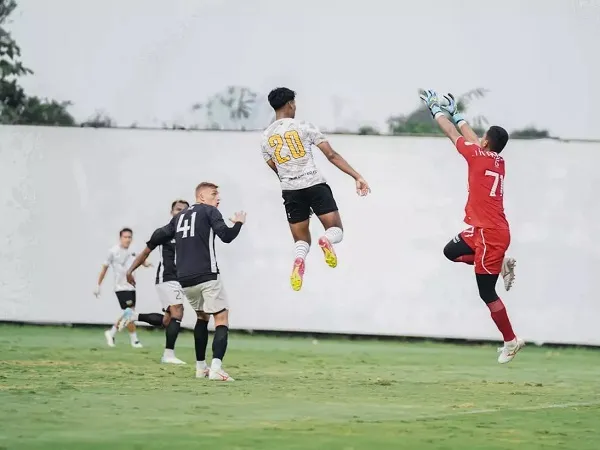 Penyerang Dewa United FC, Septian Bagaskara dengan nomor punggung 20