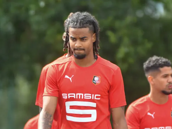 Bek Rennes, Lorenz Assignon Masuk Radar Transfer Aston Villa