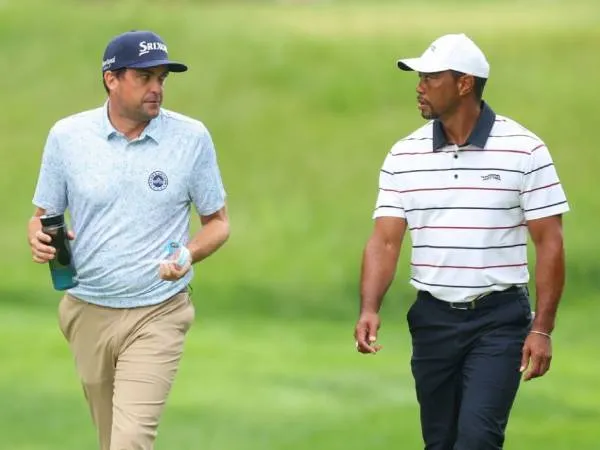Keegan Bradley (kiri) dan Tiger Woods. (Foto: Golf Digest)