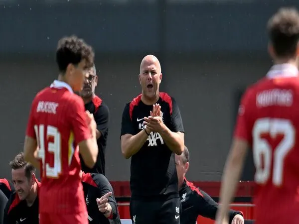 Pelatih kepala Liverpool yaitu Arne Slot, buka suara perihal masa depan Trent Alexander-Arnold yang kini jadi incaran Real Madrid / via Getty Images